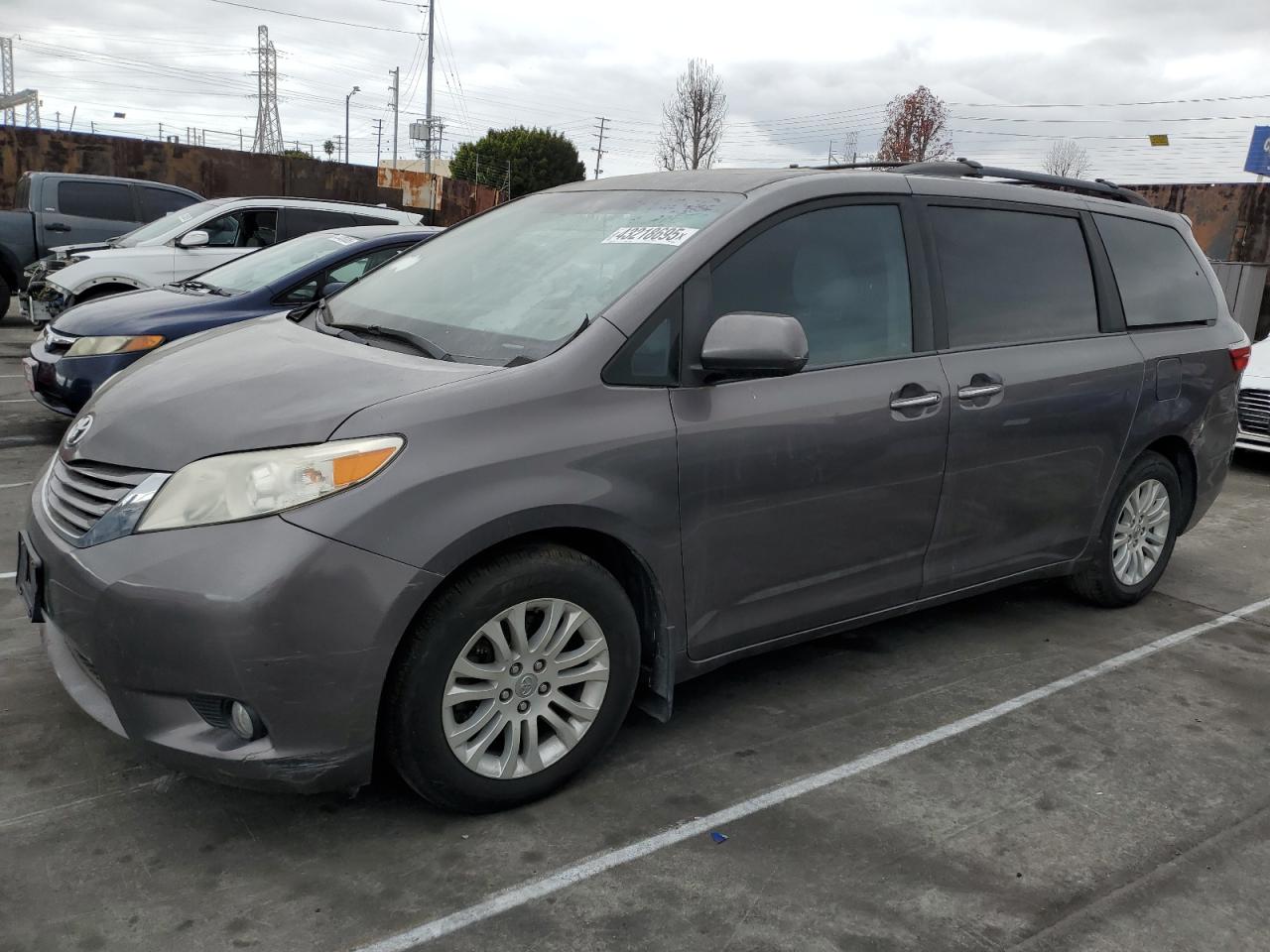  Salvage Toyota Sienna