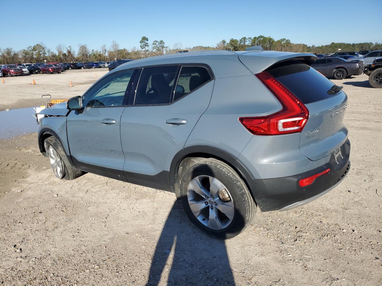 Lot #3049479649 2022 VOLVO XC40 T4 MO