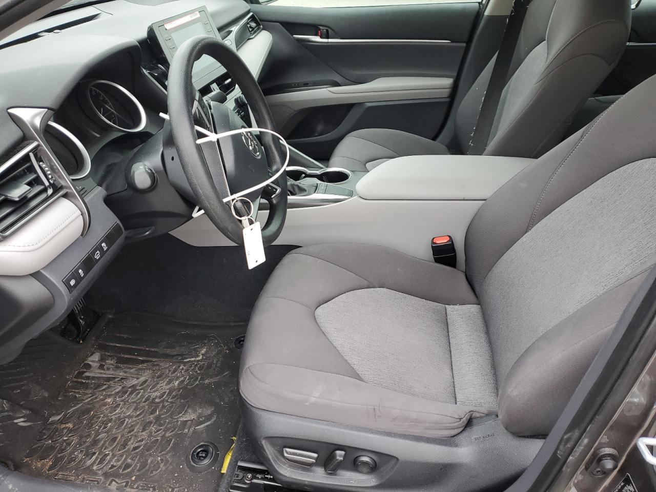 Toyota Camry le 2024