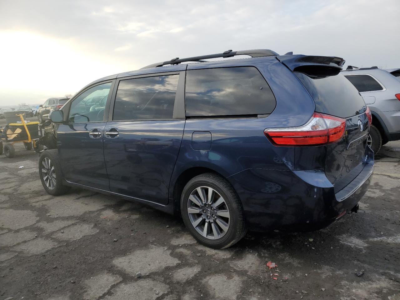 Lot #3055312399 2018 TOYOTA SIENNA XLE