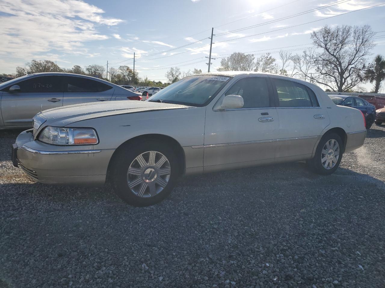  Salvage Lincoln Towncar