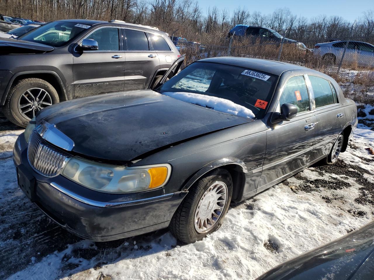  Salvage Lincoln Towncar