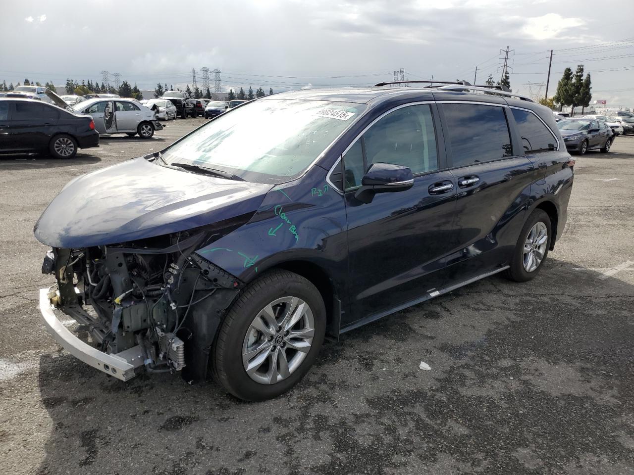  Salvage Toyota Sienna