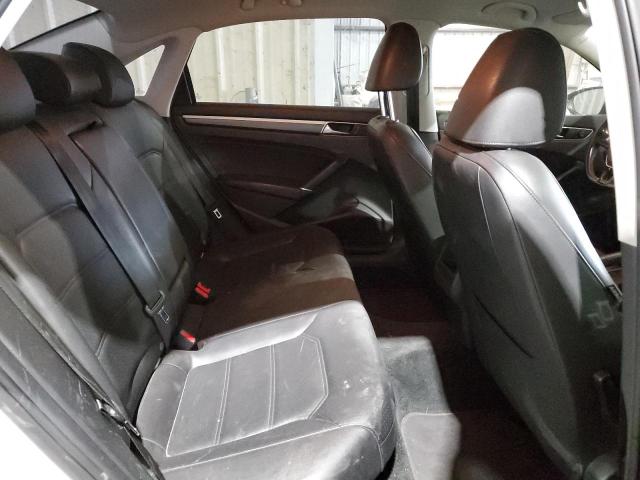 2017 VOLKSWAGEN PASSAT R-L 1VWDT7A32HC060752
