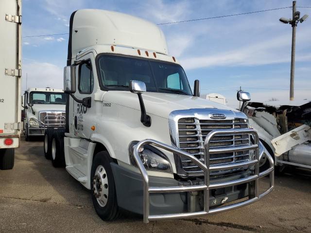 Lot #2343627638 2014 FREIGHTLINER CASCADIA 1 salvage car