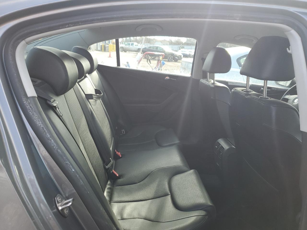 WVWUK73C68E173482 2008 Volkswagen Passat Turbo