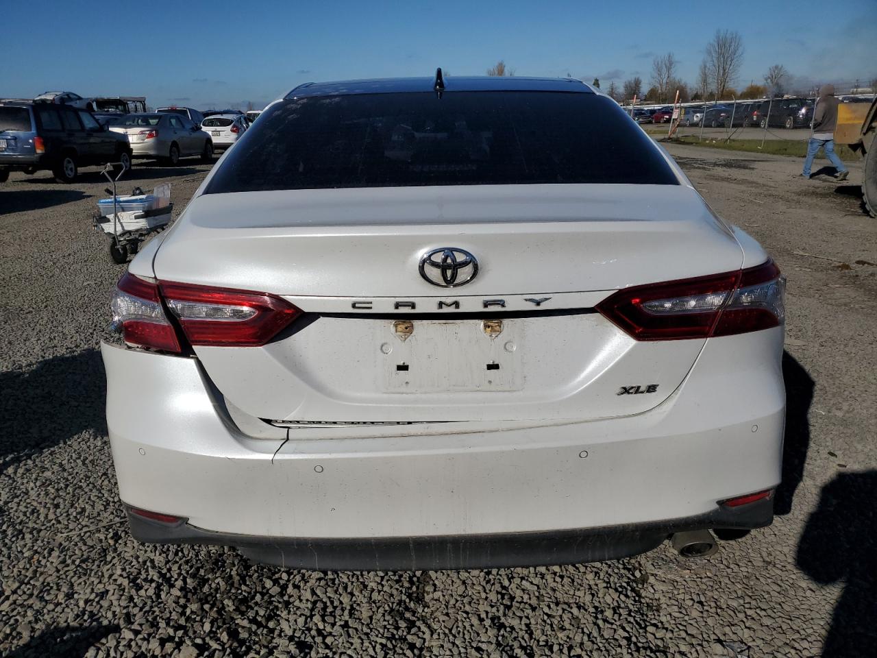 4T1B11HK6JU051008 TOYOTA CAMRY 2018