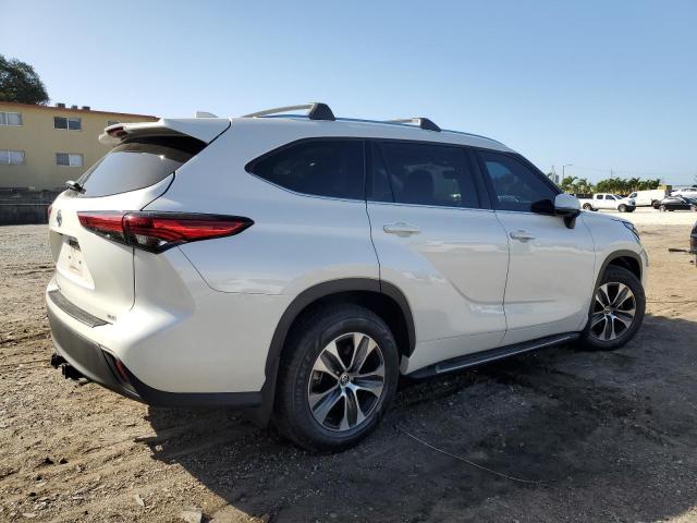 VIN 5TDGZRAH2MS522452 2021 Toyota Highlander, Xle no.3