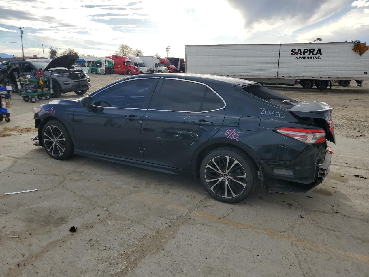 4T1B11HK1JU611436 2018 Toyota Camry L