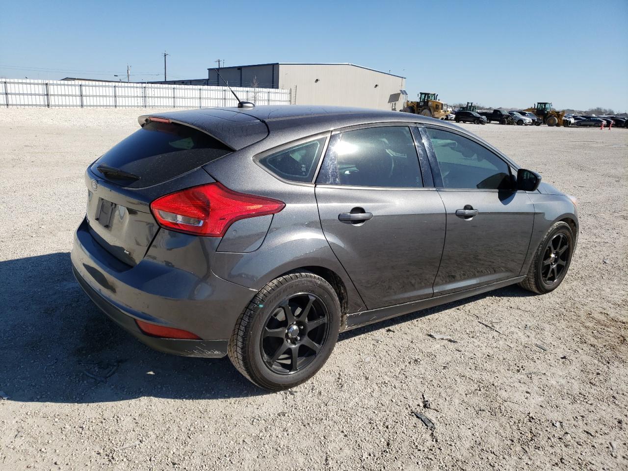 2018 Ford Focus Se vin: 1FADP3K23JL229372