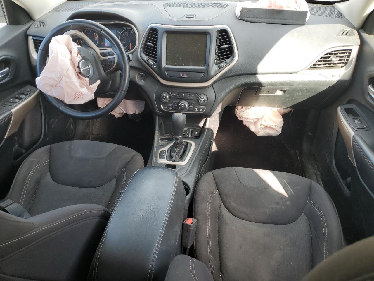 1C4PJLCB0HW607891 2017 Jeep Cherokee Latitude