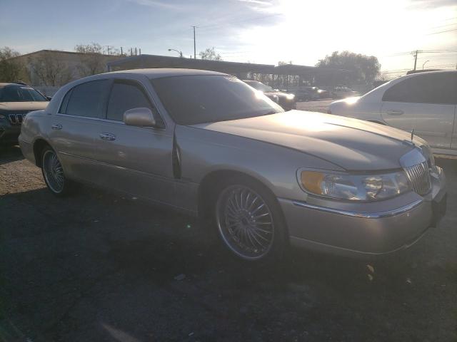 1LNHM82W2YY843858 2000 Lincoln Town Car Signature