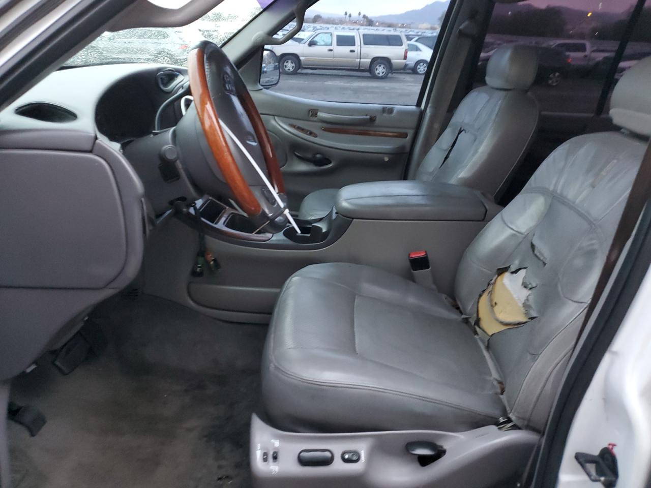 5lmfu28ax1lj05922 5LMFU28AX1LJ05922 2001 Lincoln Navigator