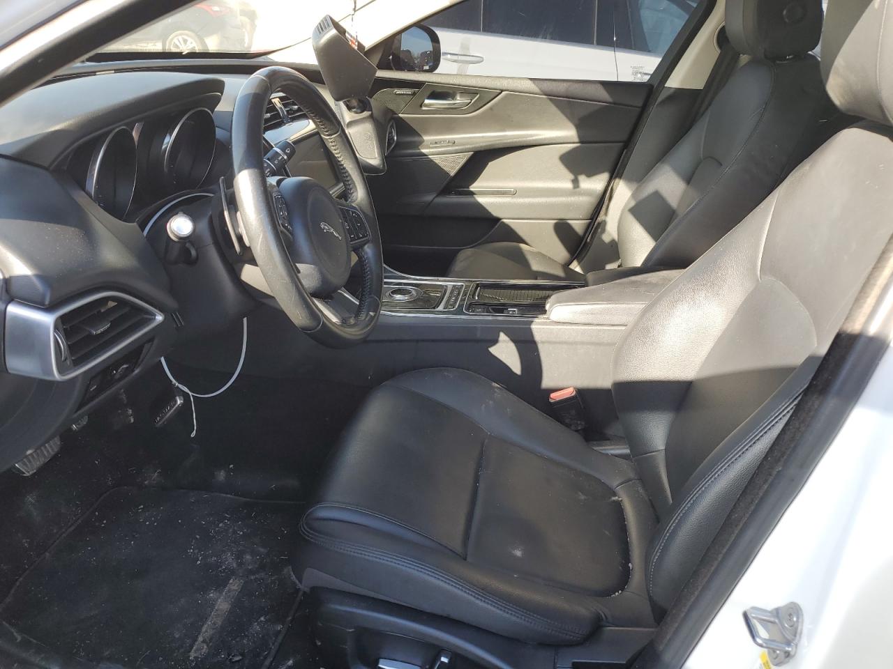 SAJAD4FX9KCP43909 2019 Jaguar Xe Premium