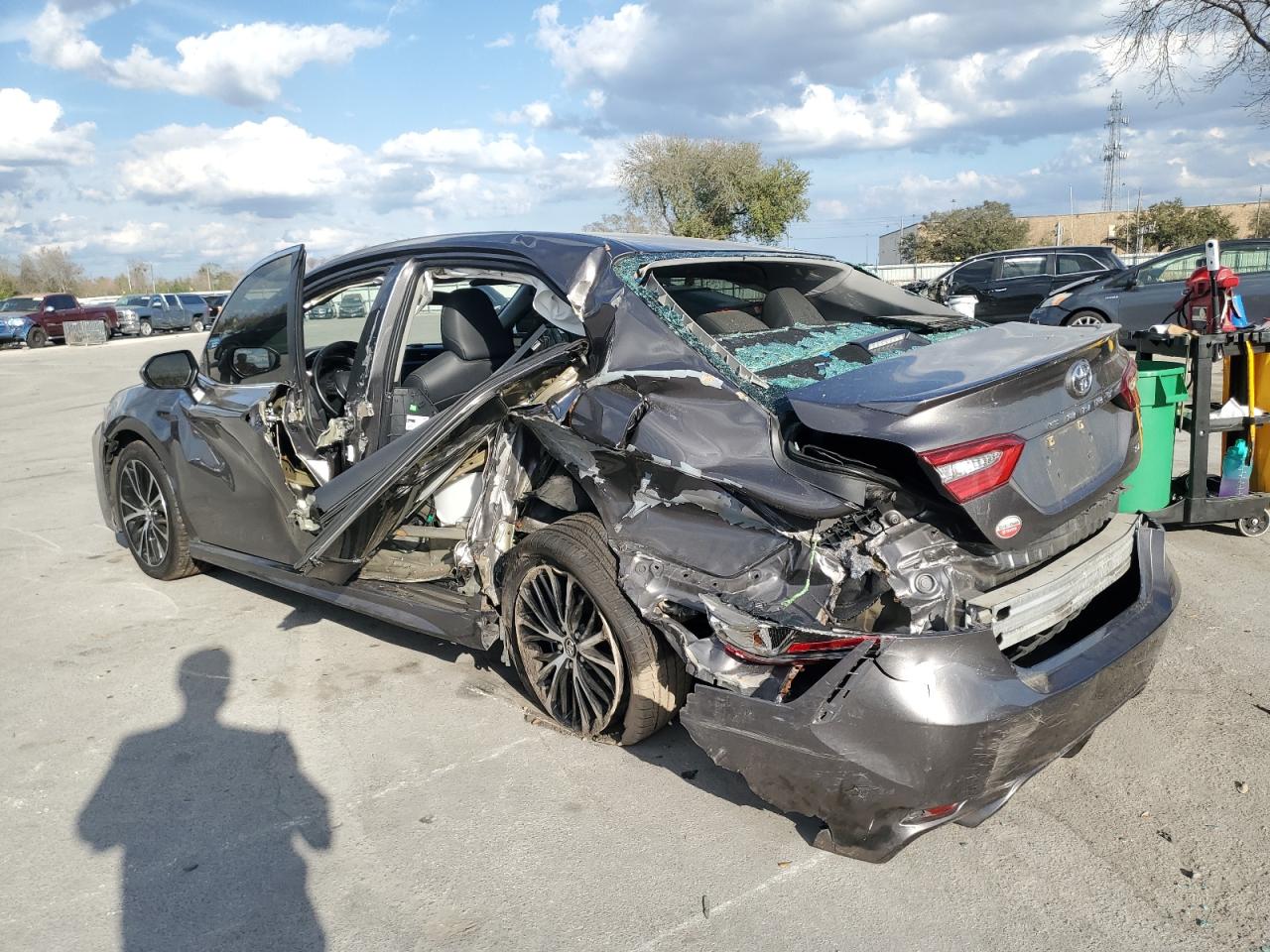 4T1B11HK2JU048445 TOYOTA CAMRY 2018