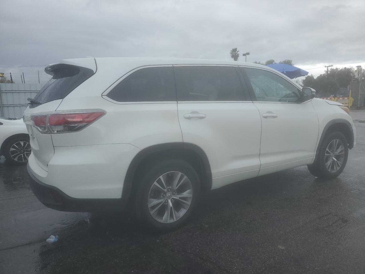 5TDZKRFH6FS103853 2015 Toyota Highlander Le