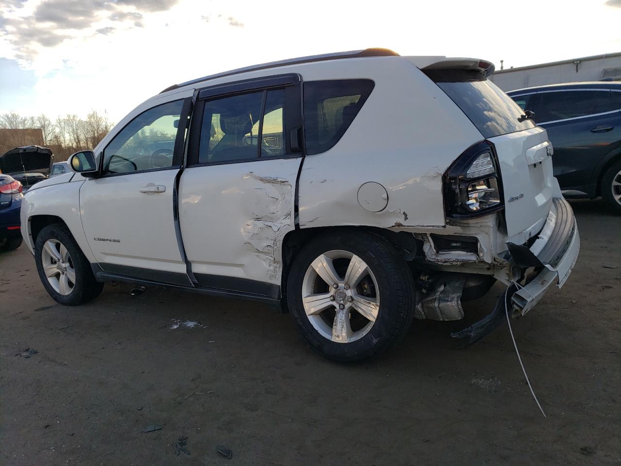 2015 Jeep Compass Latitude vin: 1C4NJDEB0FD304192