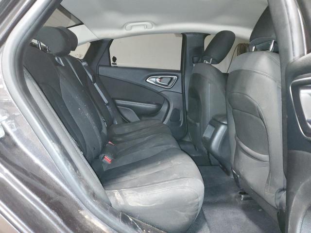 2016 Chrysler 200 - Image 10