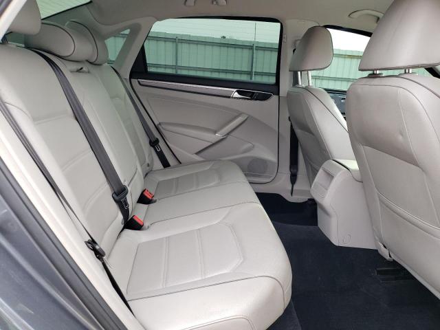 2017 VOLKSWAGEN PASSAT R-L 1VWDT7A3XHC048283