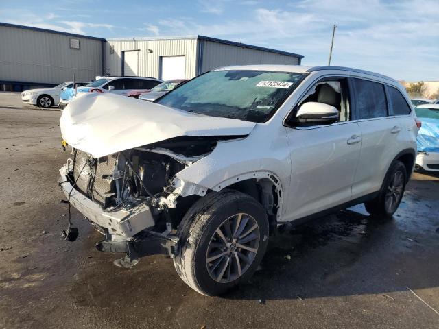 VIN 5TDKZRFH3KS327895 2019 Toyota Highlander, SE no.1