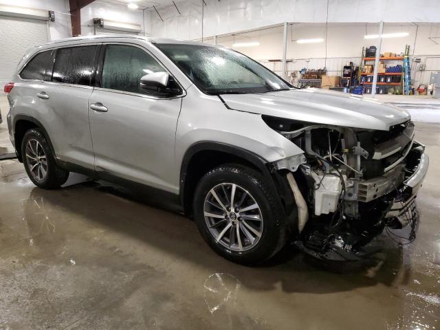 VIN 5TDJZRFH3KS599617 2019 Toyota Highlander, SE no.4