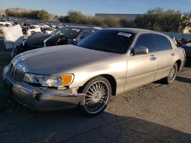 1LNHM82W2YY843858 2000 Lincoln Town Car Signature