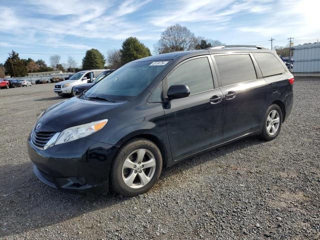 Lot #2501518962 2015 TOYOTA SIENNA LE salvage car