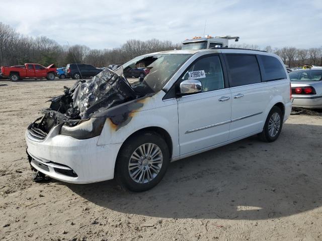 Lot #2421270986 2014 CHRYSLER TOWN & COU salvage car