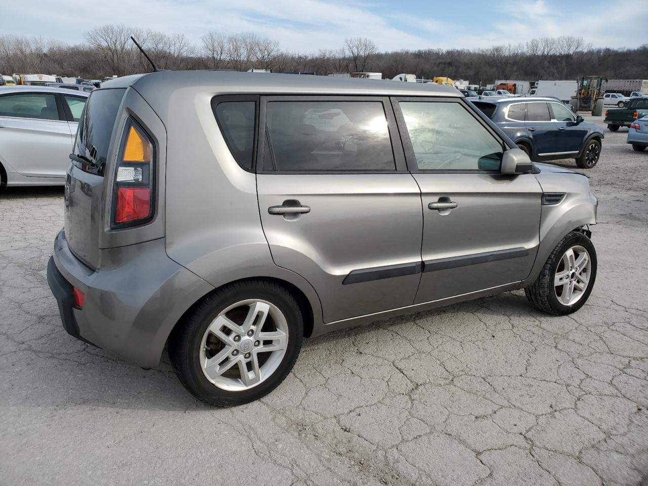 KNDJT2A23B7212280 2011 Kia Soul +