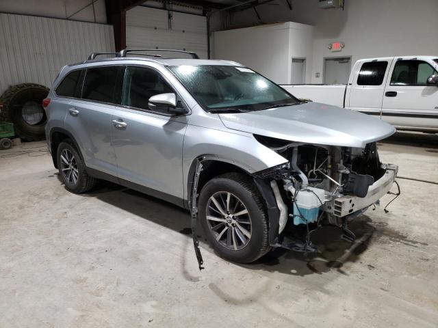 VIN 5TDJZRFH5KS920623 2019 Toyota Highlander, SE no.4