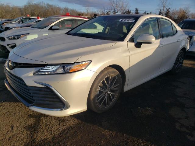 Lot #2500608288 2022 TOYOTA CAMRY XLE salvage car