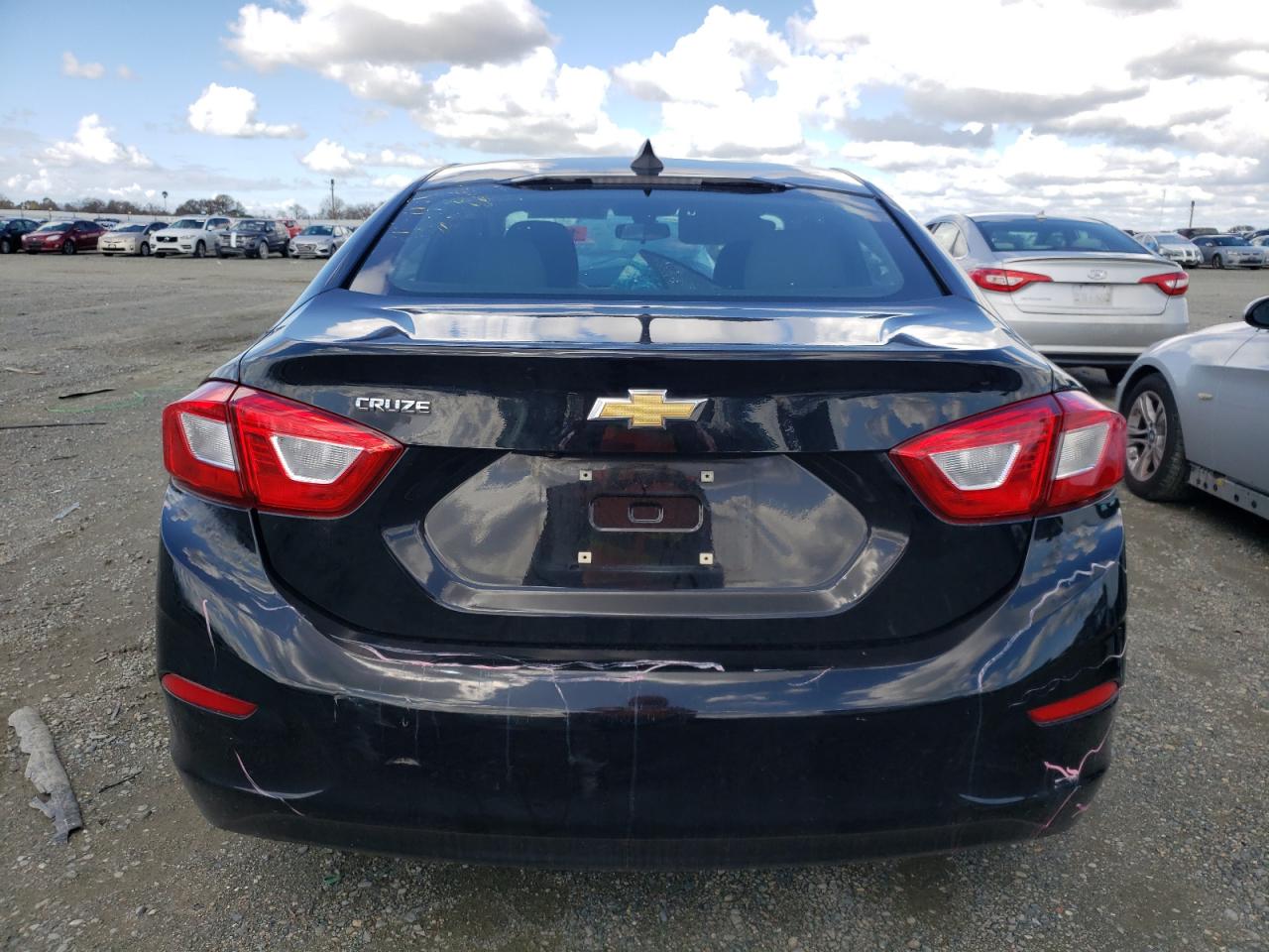 2018 Chevrolet Cruze Ls vin: 1G1BC5SM7J7120036