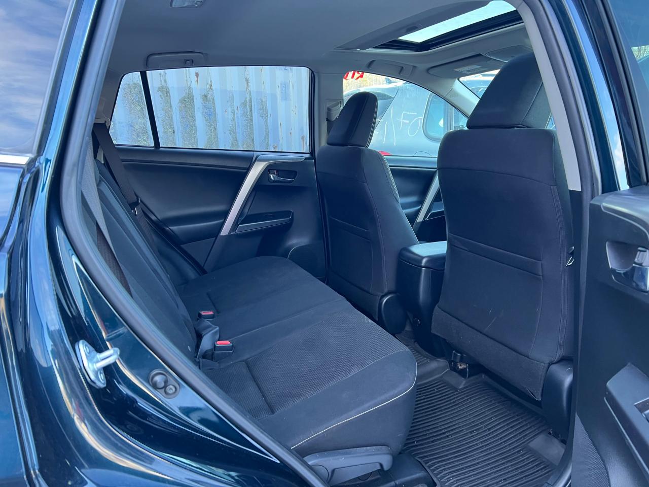 VIN: JTMRFREV5HJ173890 2017 TOYOTA RAV4