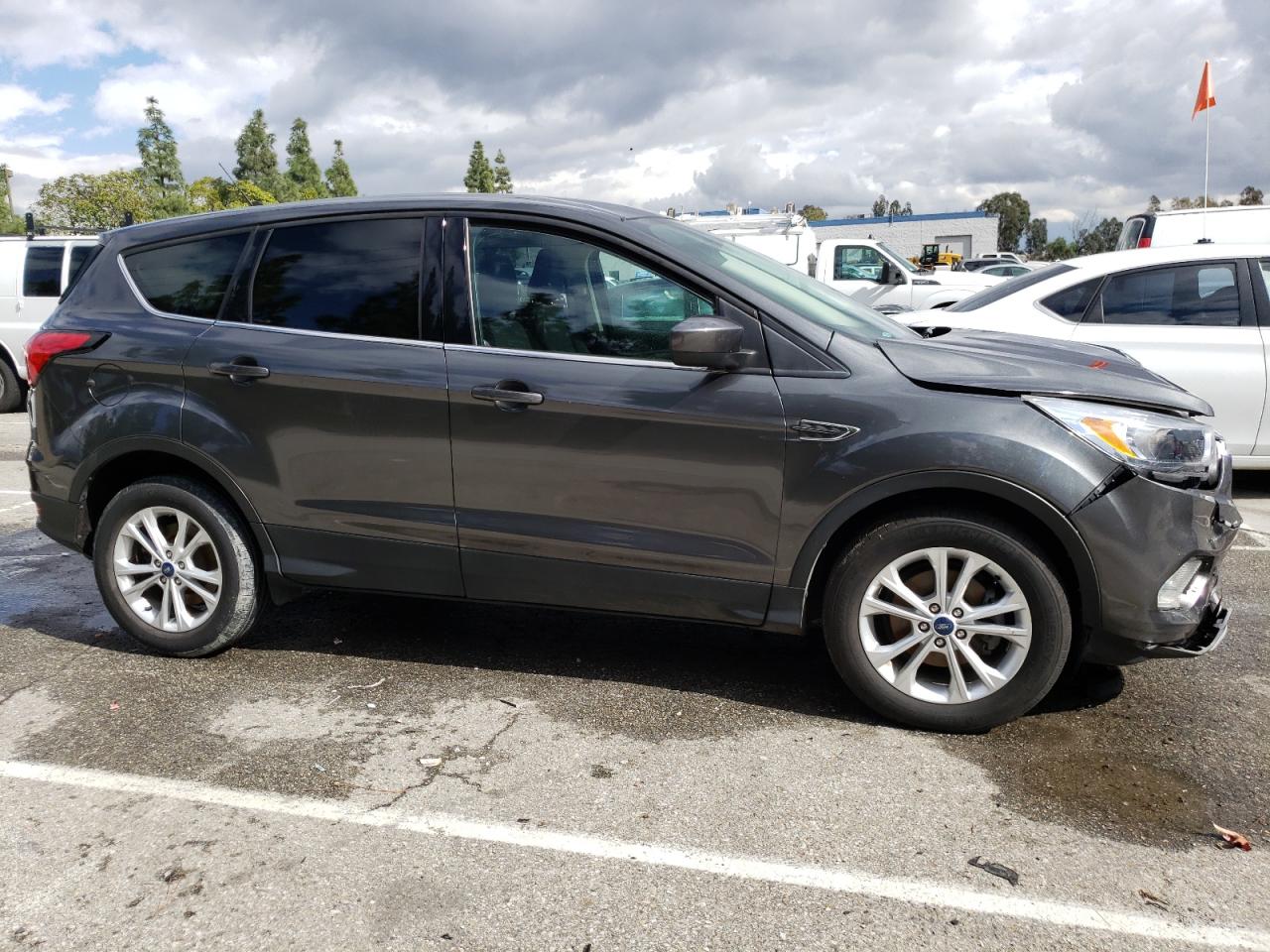 VIN: 1FMCU0GD2KUA28769 2019 FORD ESCAPE
