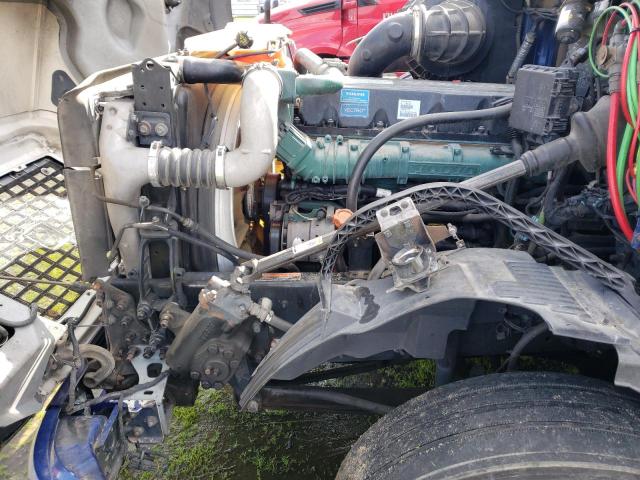 Lot #2394741357 2014 VOLVO VN VNL salvage car