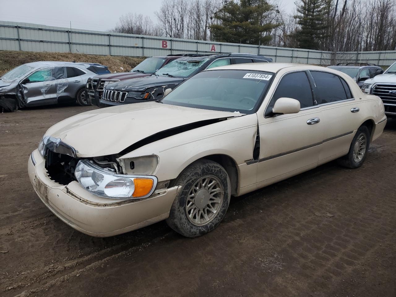 1998 Lincoln Town Car at MI Davison Copart lot 41037854