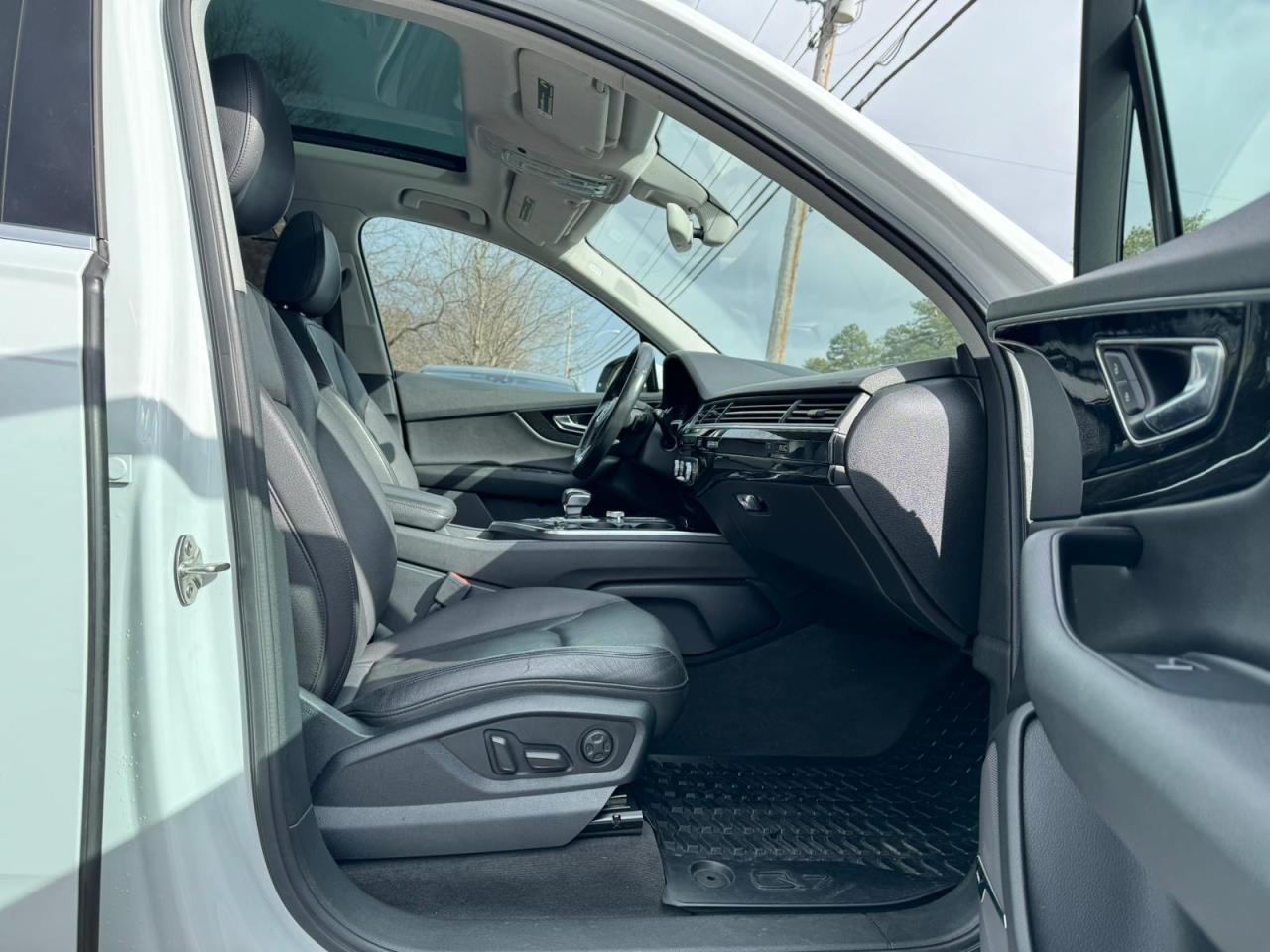 wa1vaaf72hd002683 WA1VAAF72HD002683 2017 Audi Q7 Prestige