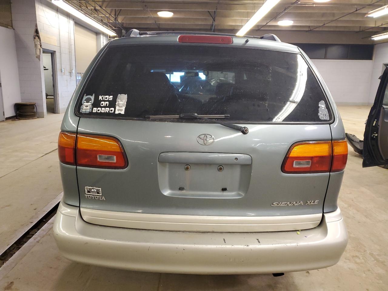 4T3ZF13C5YU301226 2000 Toyota Sienna Le