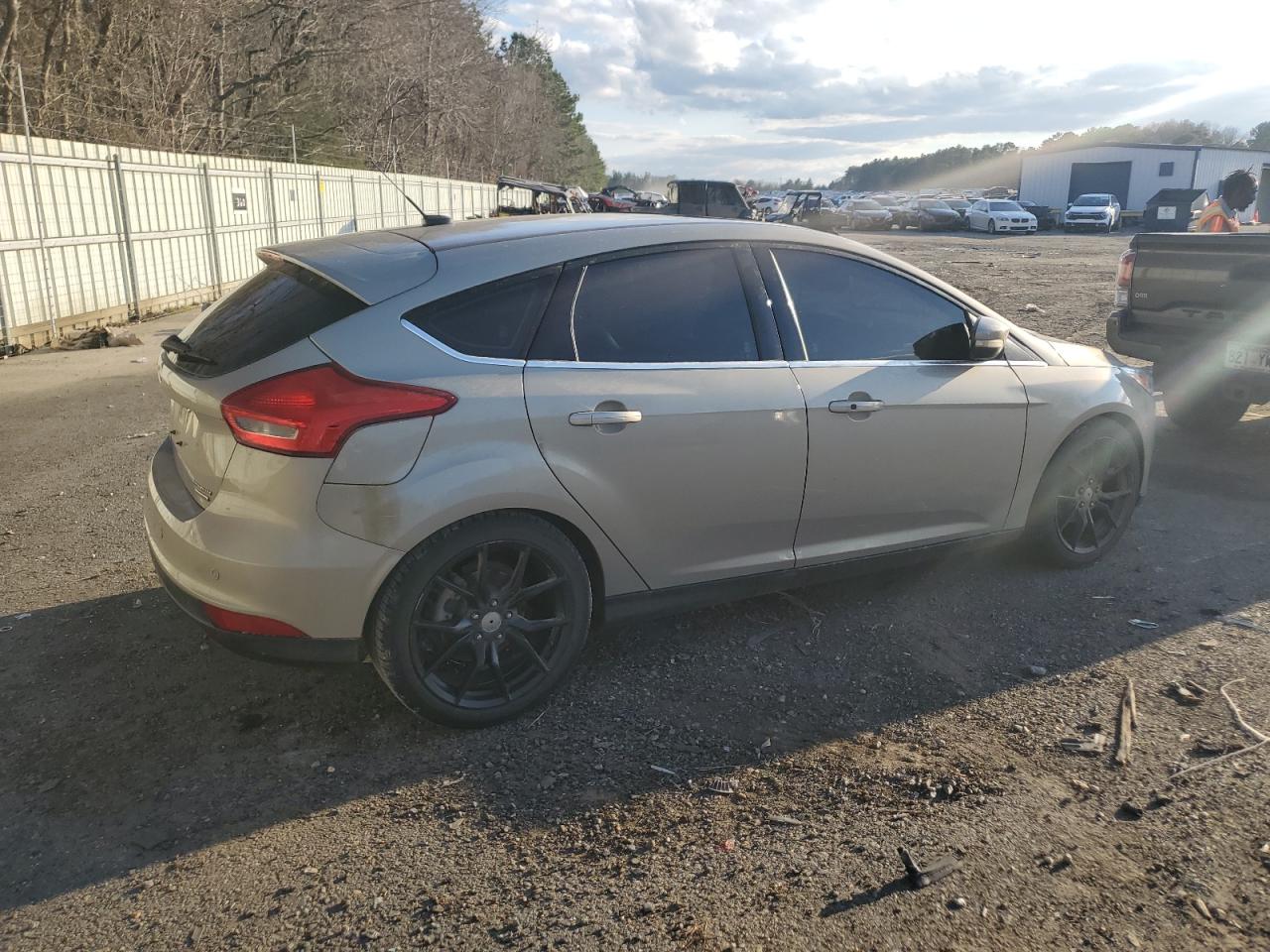 1FADP3N26GL275329 2016 Ford Focus Titanium