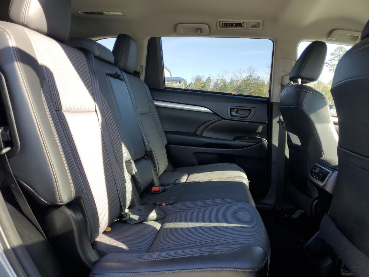 5TDZKRFH1FS102335 2015 Toyota Highlander Le