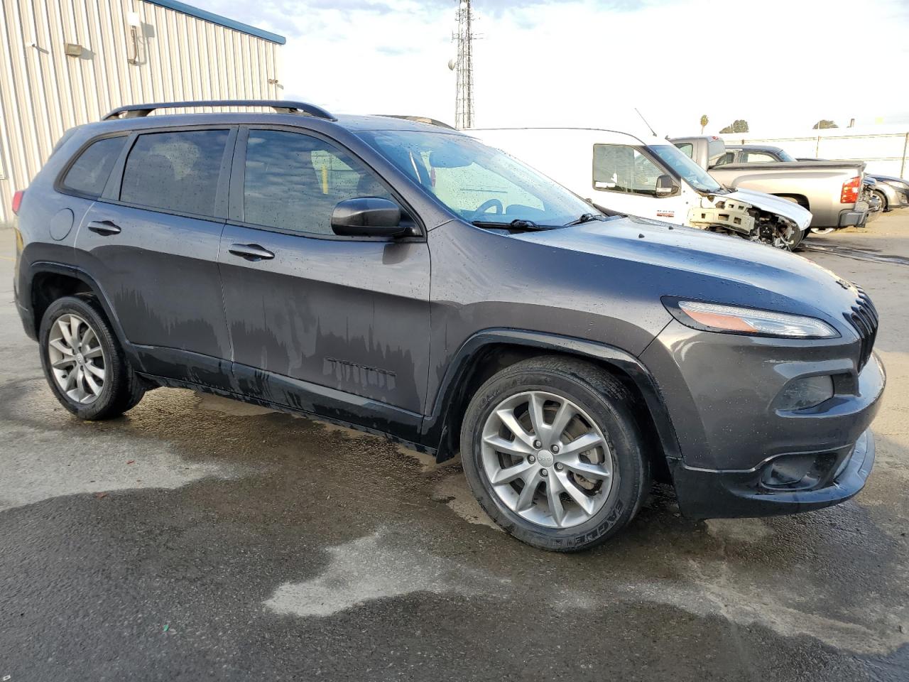 2018 Jeep Cherokee Latitude vin: 1C4PJLCBXJD591006