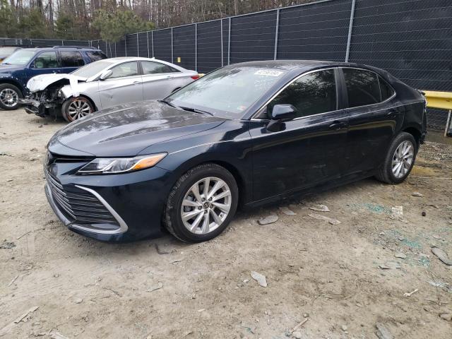 Lot #2468963750 2021 TOYOTA CAMRY LE salvage car