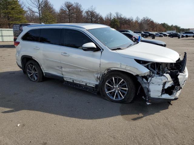 VIN 5TDJZRFH9KS588038 2019 Toyota Highlander, SE no.4