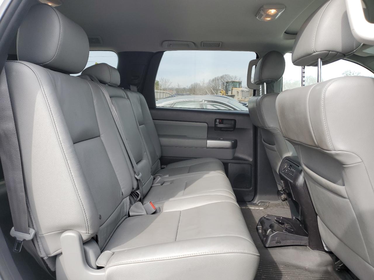 5tdzy5g19js071675 5TDZY5G19JS071675 2018 Toyota Sequoia Sr5