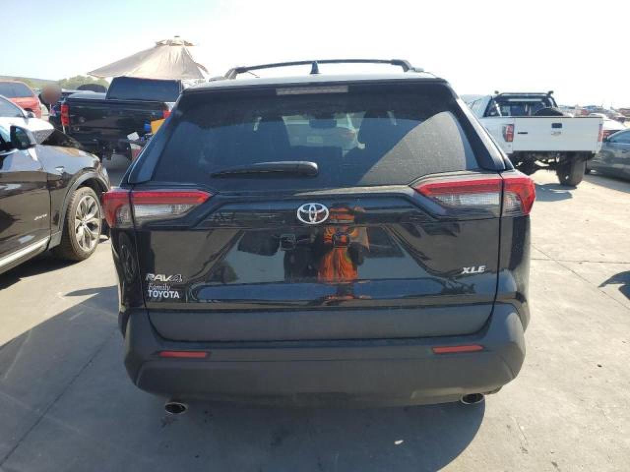 2T3C1RFV7NC204865 2022 Toyota Rav4 Xle Premium