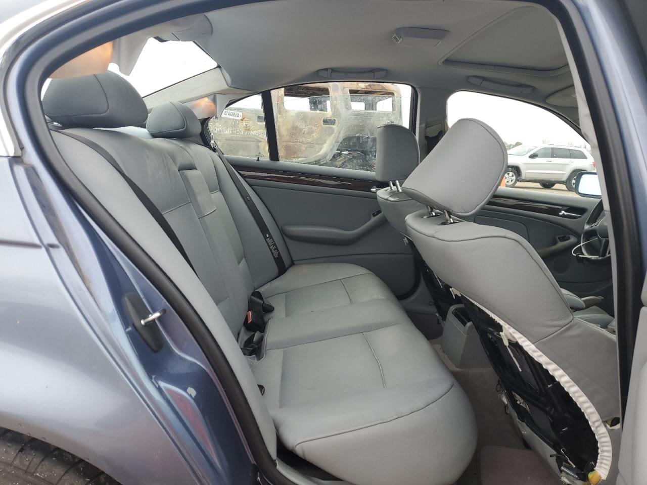 WBAAV53481FT02990 2001 BMW 330 I