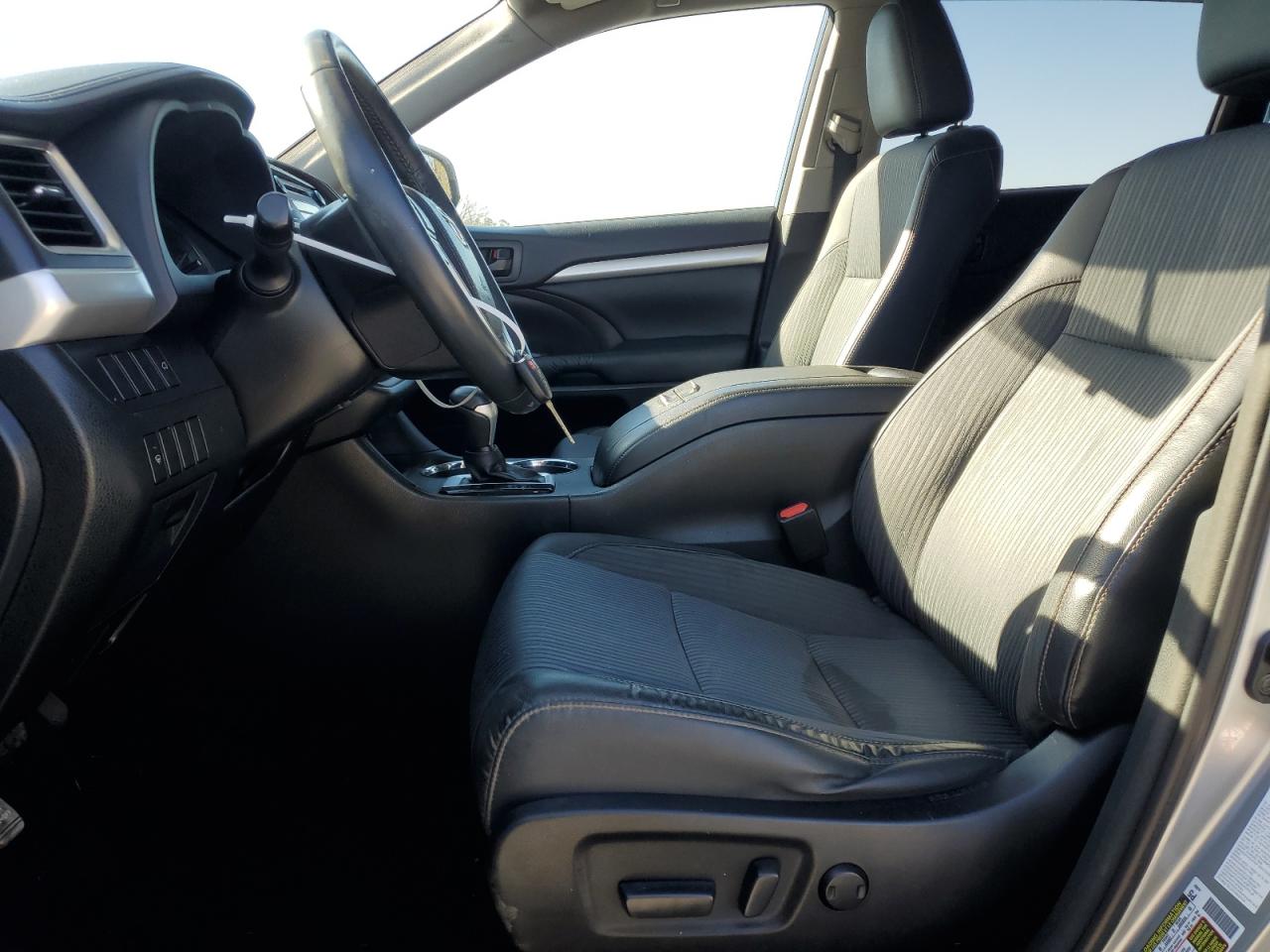 5TDZKRFH1FS102335 2015 Toyota Highlander Le