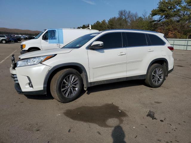 VIN 5TDJZRFH9KS588038 2019 Toyota Highlander, SE no.1