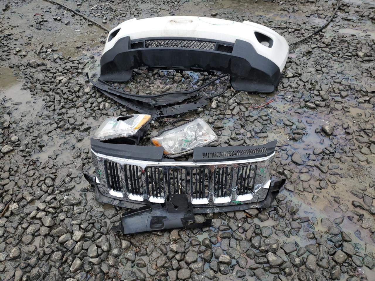 1J4RR4GG1BC523868 2011 Jeep Grand Cherokee Laredo