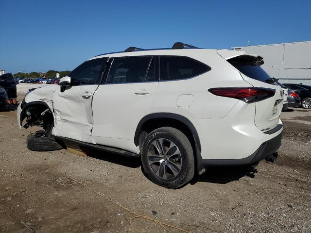 VIN 5TDGZRAH2MS522452 2021 Toyota Highlander, Xle no.2